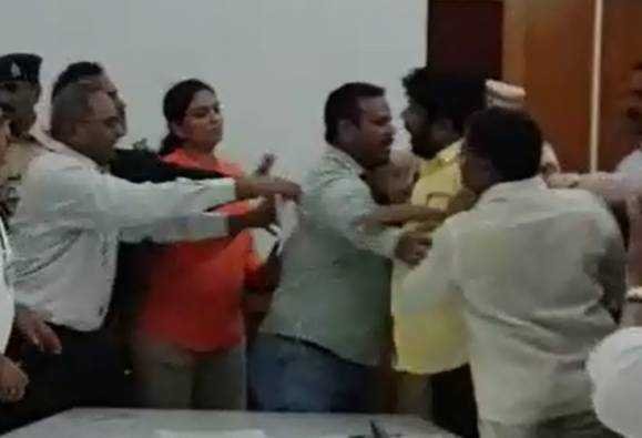 bacchu-kadu-arrested-for-assaulting-nashik-municipal-commissioner