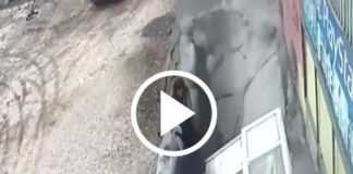 VIDEO : पायाखालची जमीन सरकली, तरुणी गाडल्या गेल्या | sinkhole opening and swallowing two women