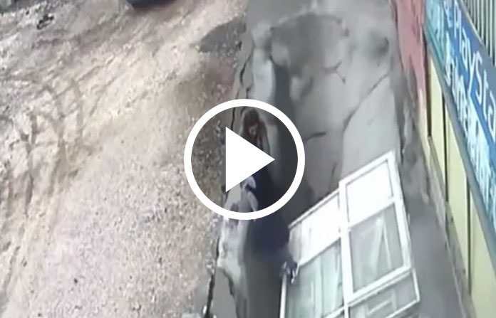 VIDEO : पायाखालची जमीन सरकली, तरुणी गाडल्या गेल्या | sinkhole opening and swallowing two women