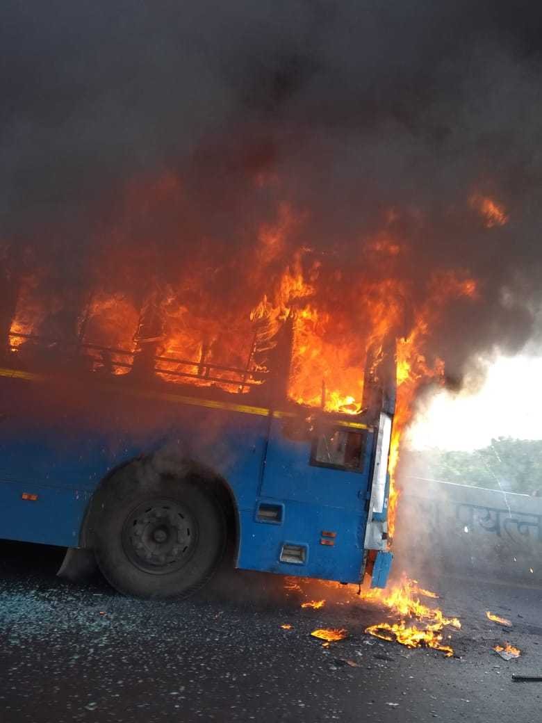 संचेती हॉस्पिटल जवळील उड्डाण पूलावर चालू PMT बस ला आग लागली | pune bus catches fire near sancheti hospital