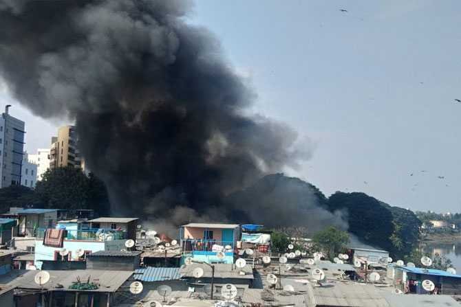 शिवाजीनगर येथील पाटील इस्टेट झोपडपट्टीत भीषण आग; १०० घरे आगीच्या भक्षस्थानी | major fire at pune patil estate slum shivajinagar