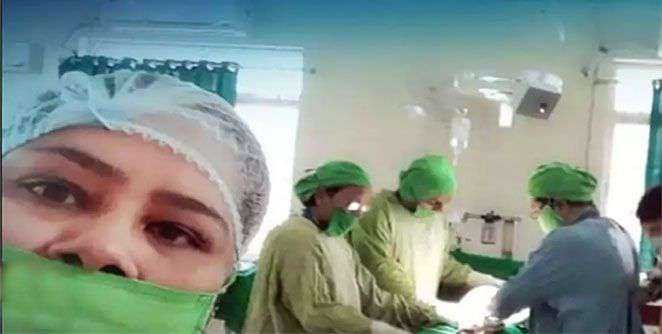 महिला डॉक्टरचा अतिउत्साह! चक्क ऑपरेशन थियेटरमध्ये सेल्फी | doctor takes selfie during surgery
