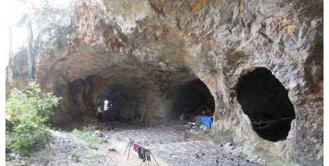 पाकिस्तानात गुहेत राहत आहेत या गावाचे नागरिक | pakistan people lives in caves