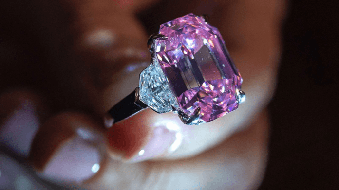 रेकॉर्ड ब्रेक किंमतीत विकला गेला हा गुलाबी हिरा | Pink diamond sold record break price