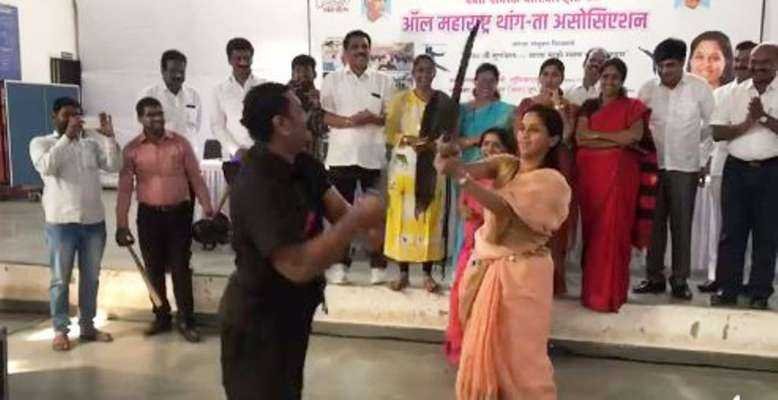 . जेव्हा सुप्रिया सुळे तलवारबाजी करतात; पाहा व्हीडिओ | Supriya Sule playing with swords in Pune