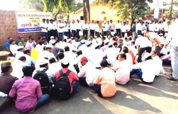 शाळांना मोफत वीज आणि पाणी द्या: प्राथमिक शिक्षक समितीचे धरणे आंदोलन | school demands free electricity and water