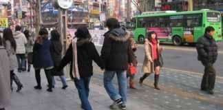 पायी चालण्याच्या बाबतीत अमेरिका आणि साऊथ कोरिया भिन्न | south korea people walking habit