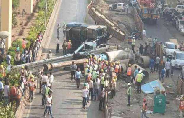 पुणे मेट्रोच्या क्रेन दुर्घटनेत बसमधील प्रवासी थोडक्यात बचावले : पहा विडिओ | metro crane collapse in pimpari