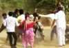 भाजपा किसान मोर्च्याच्या अध्यक्षांची गुंडागर्दी- शेतकरी महिलांना मारहाण | bjp leader mercilessly beat farmer family