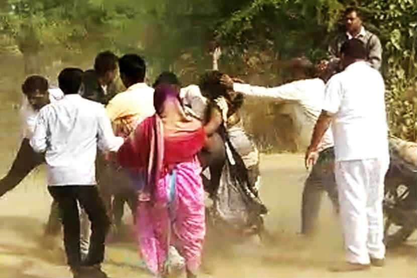 भाजपा किसान मोर्च्याच्या अध्यक्षांची गुंडागर्दी- शेतकरी महिलांना मारहाण | bjp leader mercilessly beat farmer family