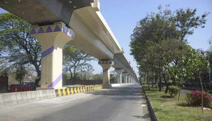 मेट्रोकडून बॅरिकेड काढून रस्ता मोकळा करण्यास सुरुवात|Start by firing barricades by metro and opening the road