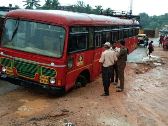 कणकवली | In the first half, the road to highway works, the road collapses