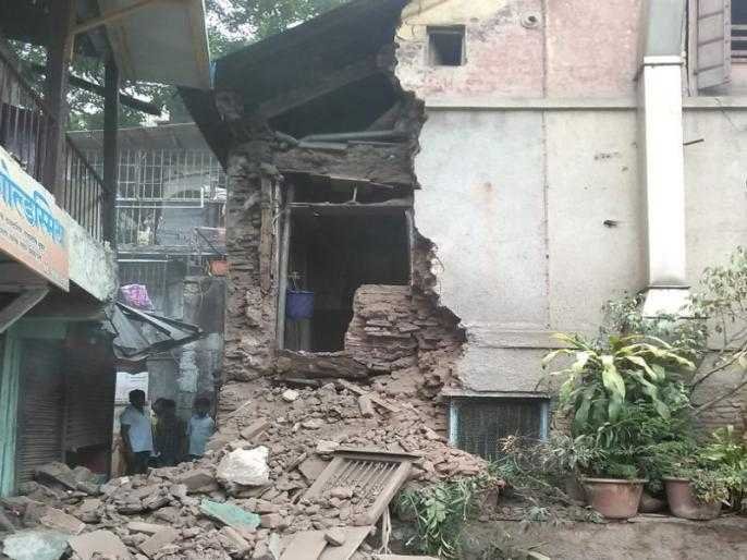 रविवार | The 100-year old castle wall collapsed in Sunday Peth