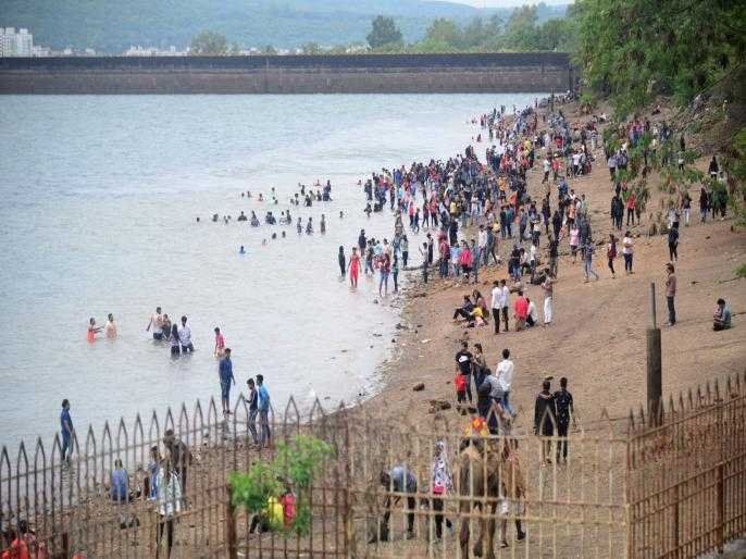 खडकवासला | A crowd of tourists on the Khadakwasla dam due to the wicket