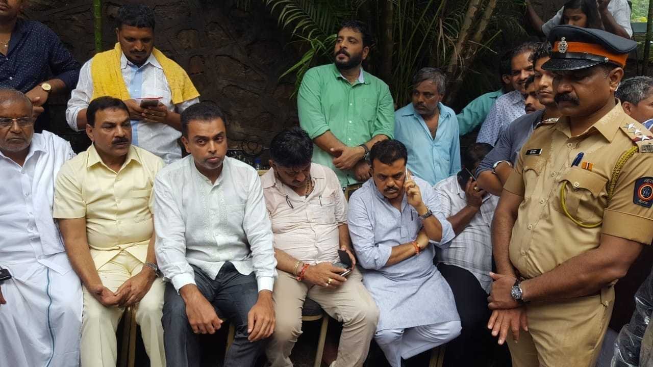 मिलिंद देवरा | Milind Deora and Sanjay Nirupam have been arrested by the police ........
