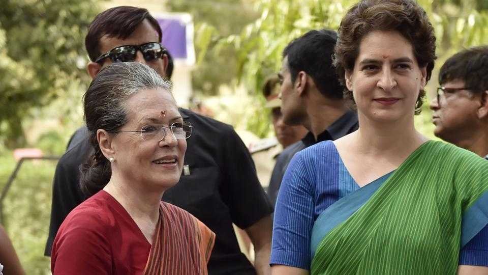 सोनिया-गांधी-आणि-प्रियां-Sonia-Gandhi-and-Priya