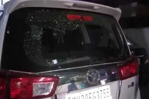 भाजप नेत्याच्या घरावर दगडफेक करत कार फोडली-The car hit the house of a BJP leader and burst into flames