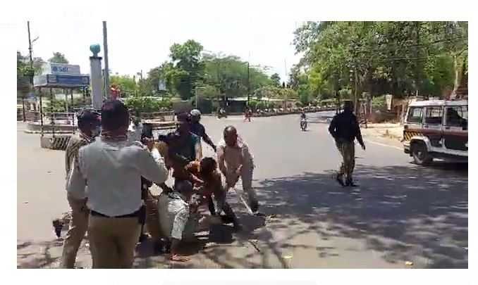 औरंगाबादमध्ये पोलिसांवर घोळ-Aurangabad police beat up