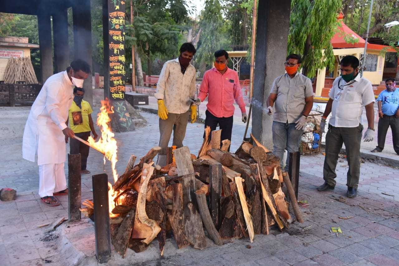 बेवारस वृद्ध महिलेच्या पार्थिवाला-Parthiwala of a disinterested old woman