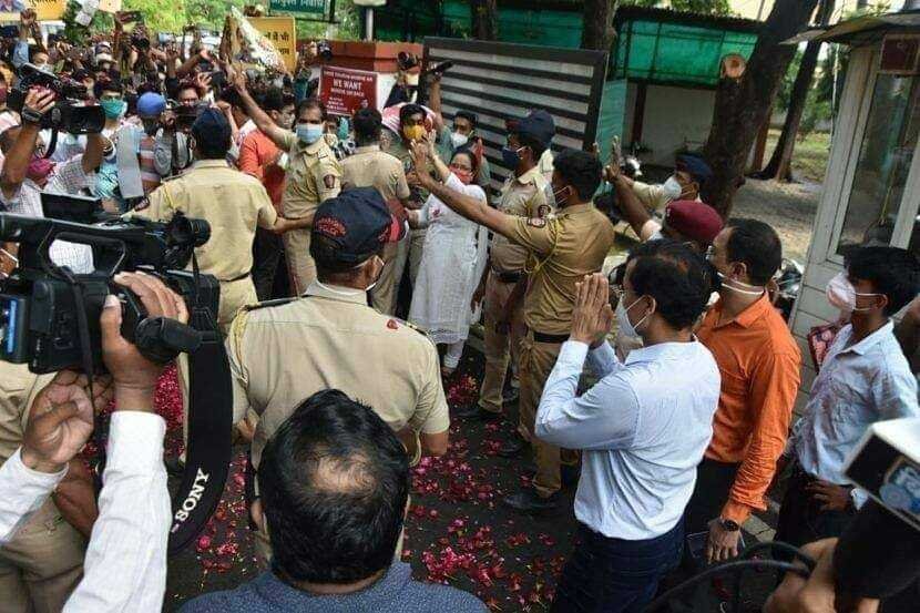 जनता रस्त्यावर. | People of Nagpur on the streets in support of Commissioner Tukaram Munde.