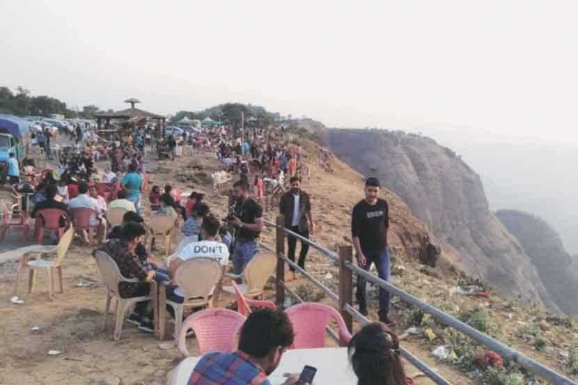 पर्यटनस्थळी-रात्र-जमावबं-Tourist place-night-crowd